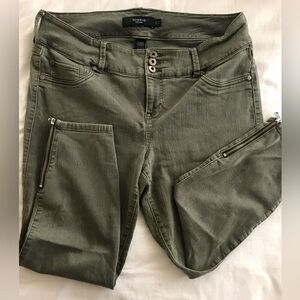 Torrid Denim women’s Capri Cropped pants with zipper leg details size 18R